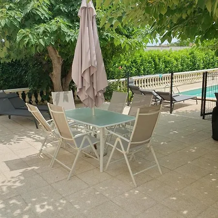 Villa Gesinacris Avec Piscine Camaret-sur-Aigues Exterior foto